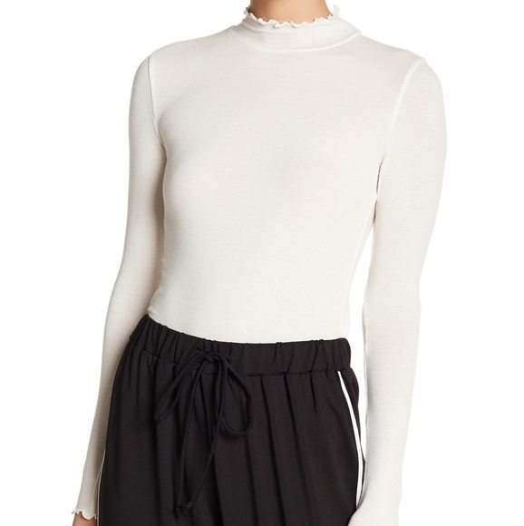 Abound Ivory Lettuce Edged Knit Top Size M - Picture 3 of 4